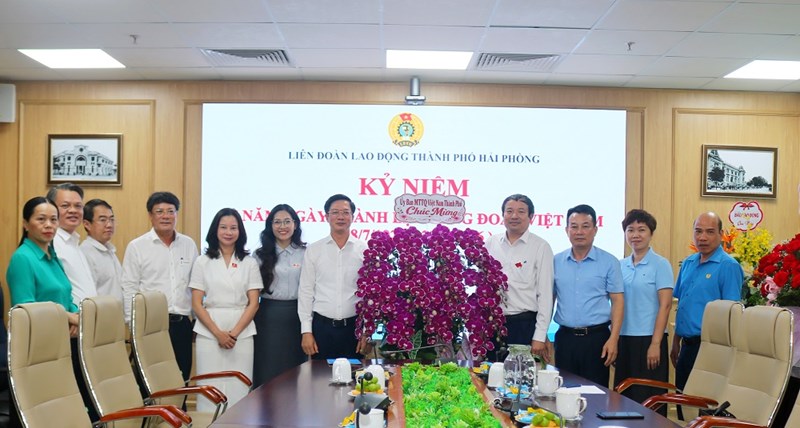 Đồng chí Phó Bí thư Thành ủy, Chủ tịch Ủy ban MTTQ Việt Nam thành phố chúc mừng Liên đoàn Lao động thành phố
